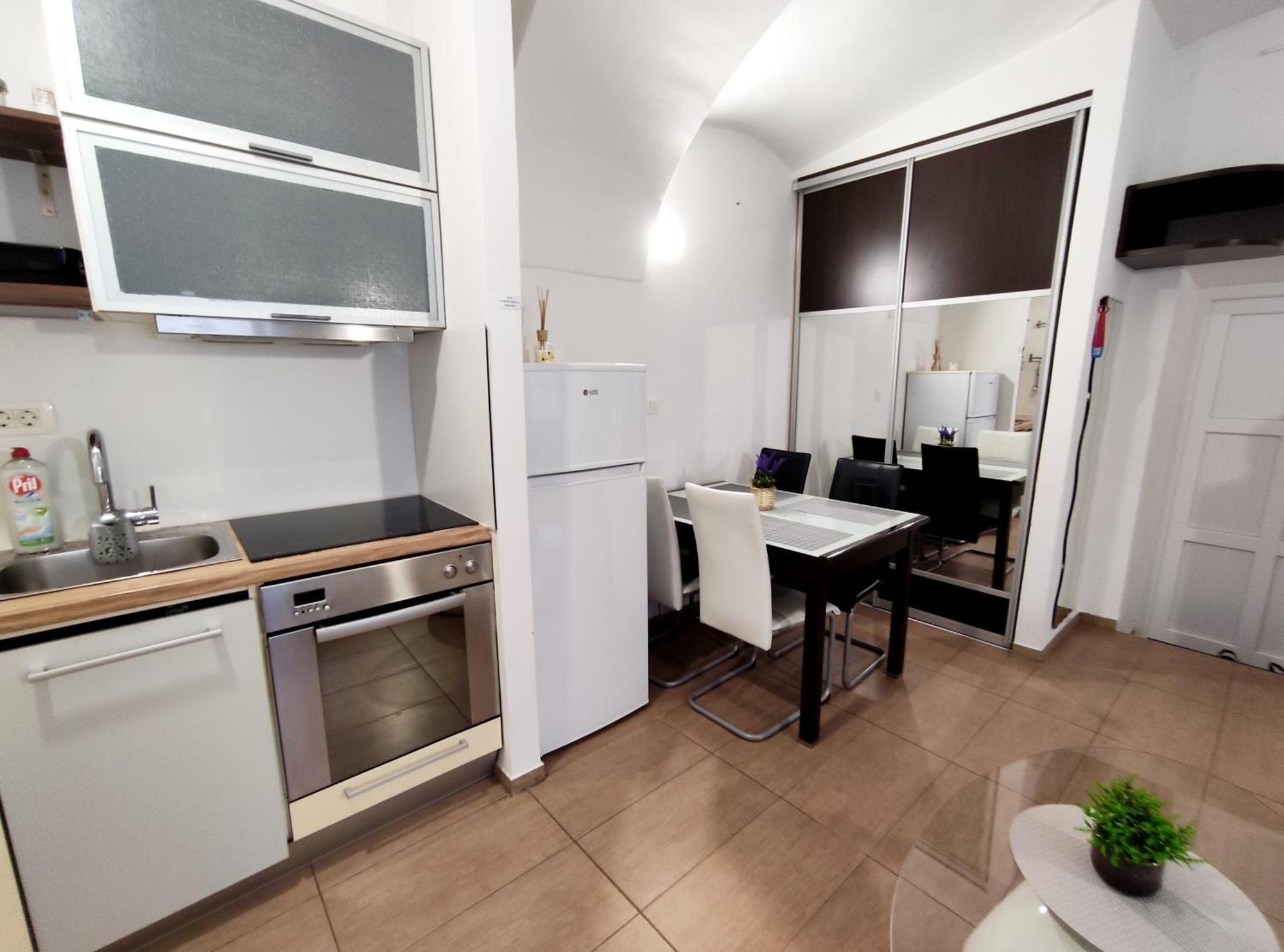 Studio Apartment Sisters 3-4 Ljubljana Buitenkant foto